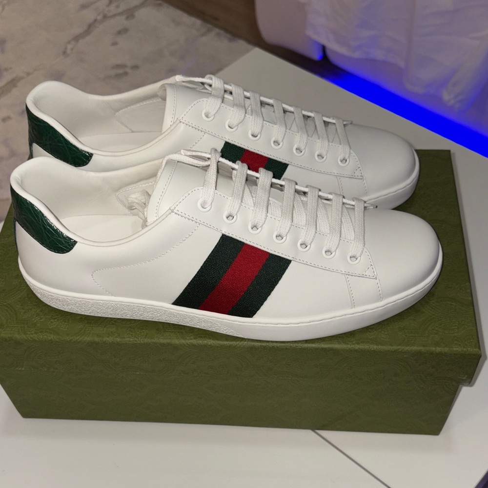 GUCCI White Leather Sneakers with Green and Red Stripe